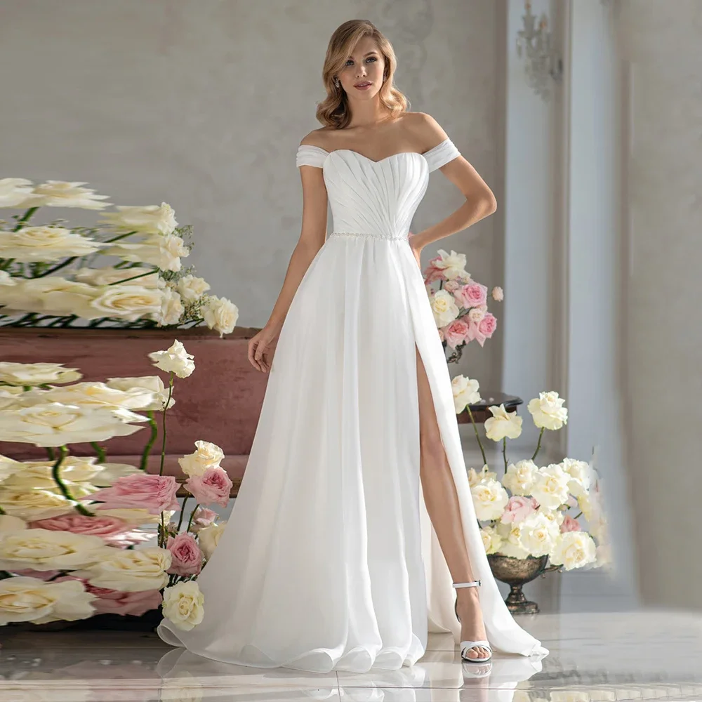 

Простое белое свадебное платье с оранжевыми вставками, разрезом по боку, вырезом «сердечко», длиной в пол, пляжное, плиссированное, А-силуэт, на молнии сзади, лето 2024