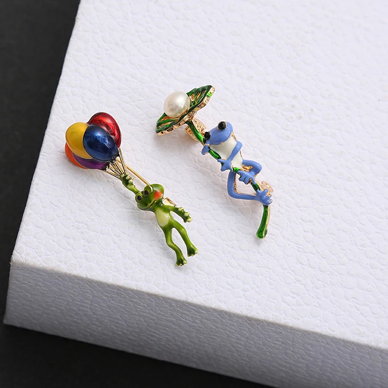 1pc Alloy Oil Drip Brooches Vivid Frog Holding Colorful Balloon Cycling Frog Brooches Small Animal Ladies Brooch Creative Pins