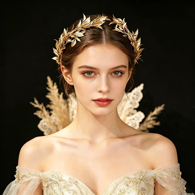 Diadema de hojas de metal dorado, diadema de hojas doradas tridimensionales para novia, boda, sesión de fotos al aire libre, ambiente festivo.