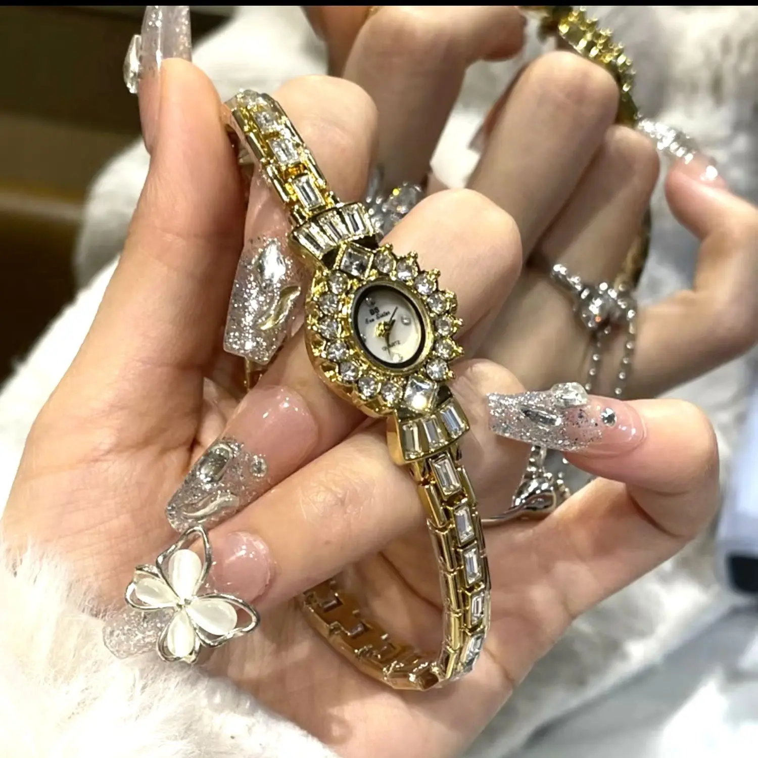 New RetroStyleSophisticatedLight LuxuryPetite And Elegant Women'S WatchA Trendy And Unique Wristwatch For Women, A Perfect Gift.