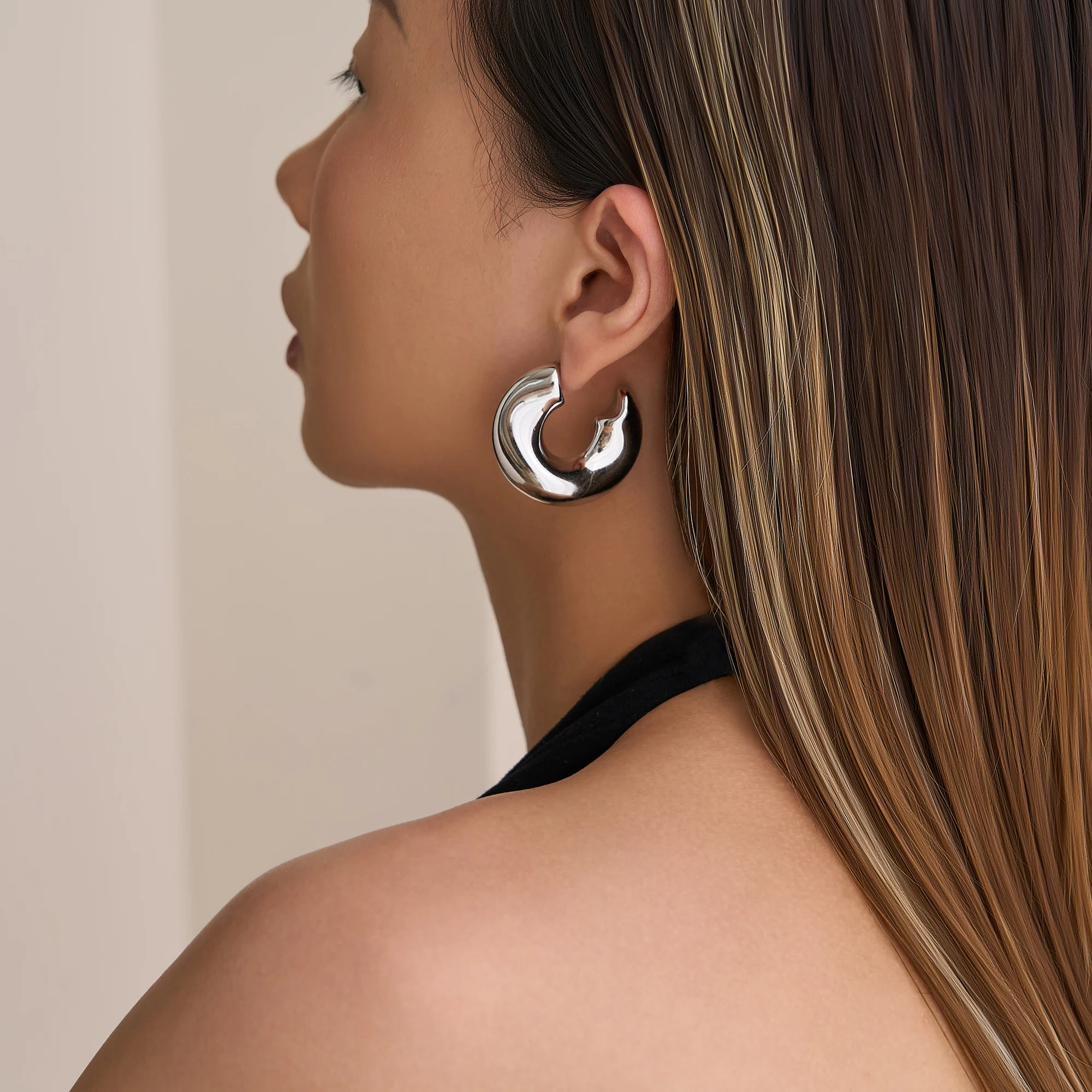 DASEIN Model Show Irregular U Shape Necklace Earring Set New 18k Gold Plated Tarnish Free Stainless Steel Modern Jewelry