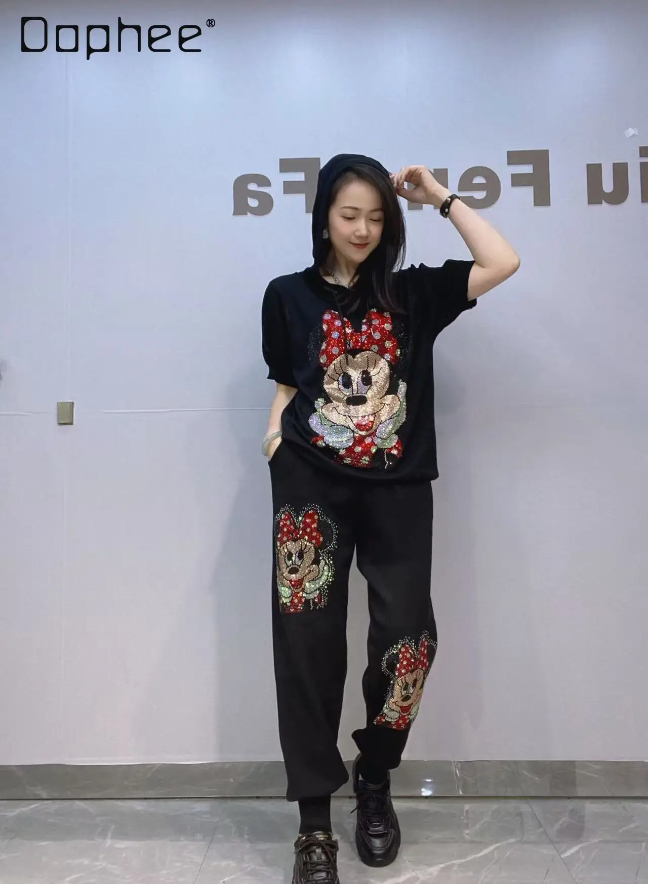 

Комплект из двух предметов: вязаные худи с коротким рукавом и брюки, женский осенний повседневный костюм свободного кроя с мультяшным принтом и стразами