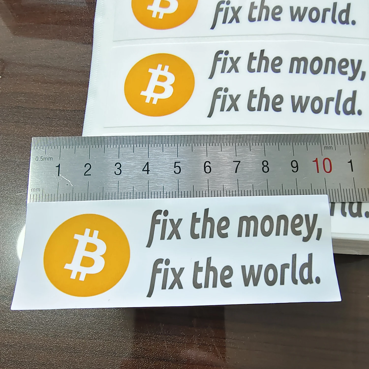 Imagem -03 - Waterproof Tear Proof Vinyl Etiqueta Adesivos Consertar o Mundo do Dinheiro Durável Criptomoeda Fãs Publicidade Logotipo Bitcoin 100x35 mm 20 Pcs