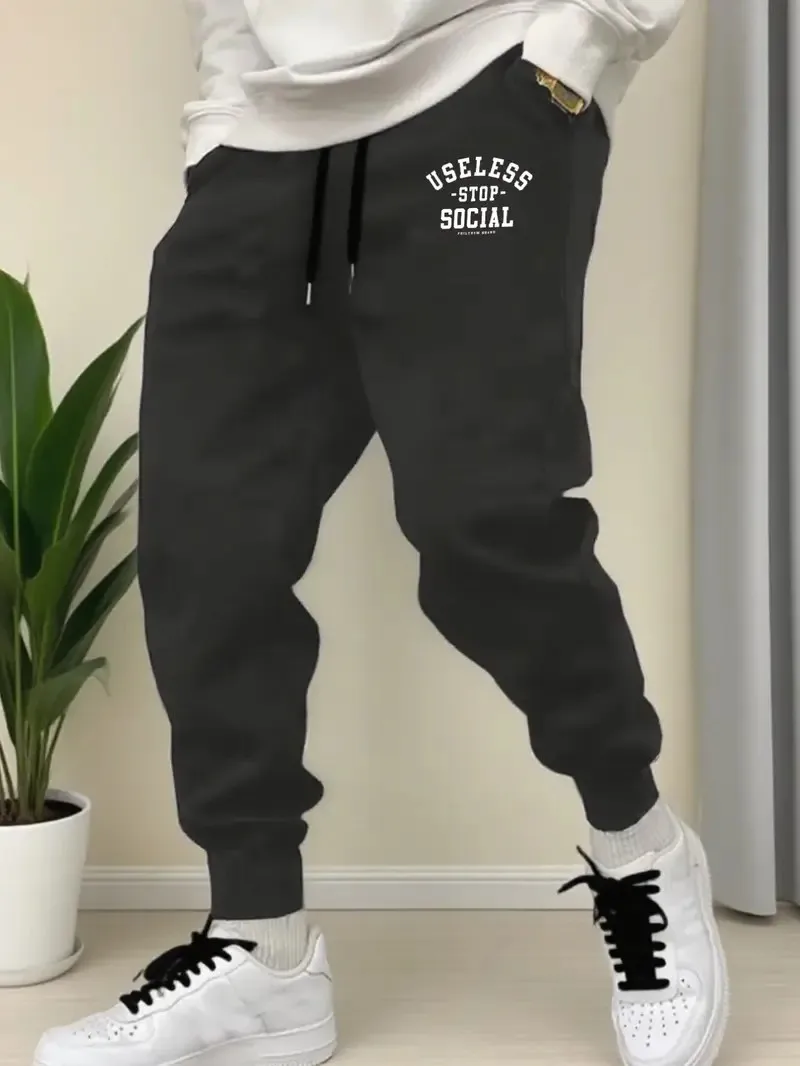 

Новые мужские брюки весной и осенью 2025 года — повседневные, модные, приятные для кожи и мягкие с буквенным принтом.