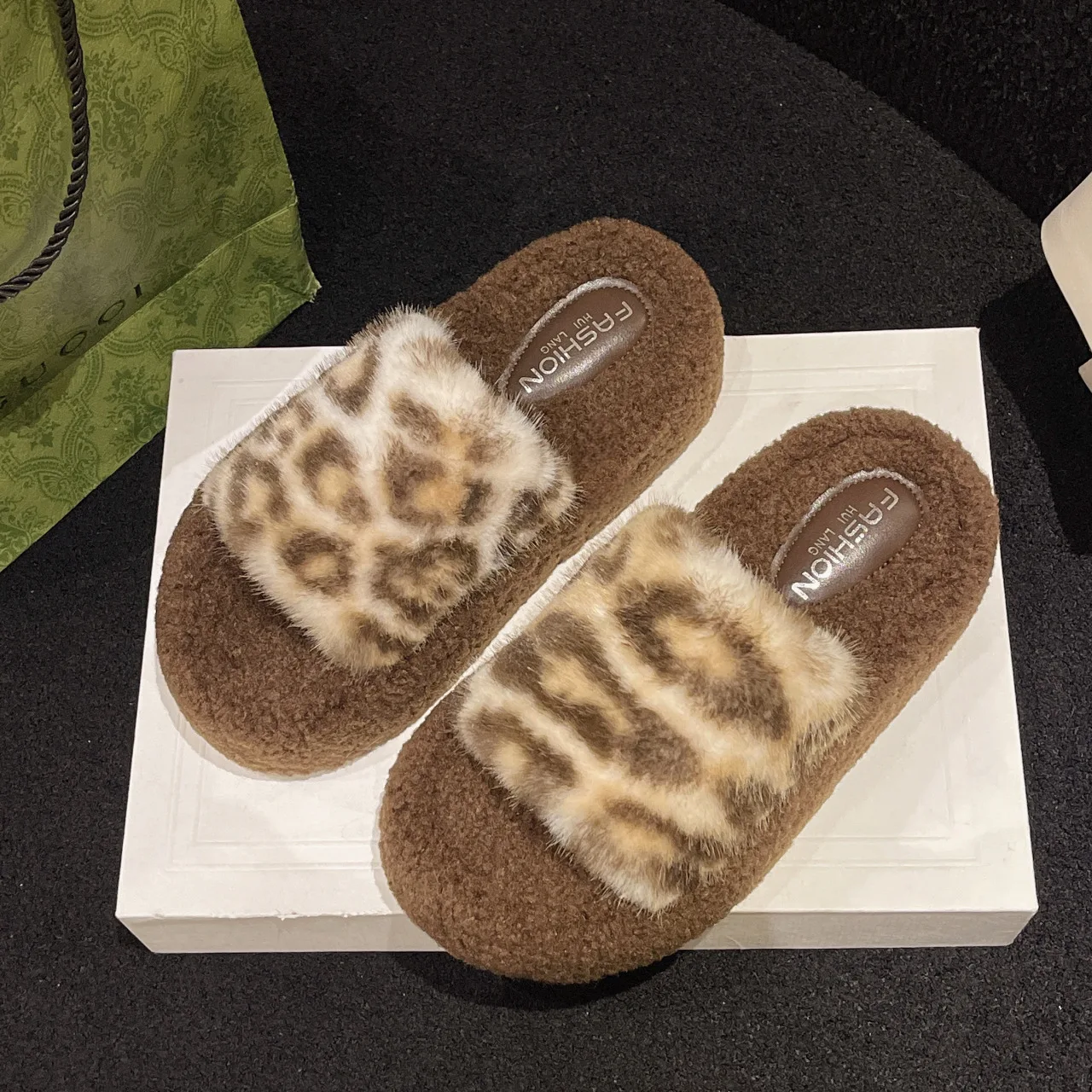 Leopard print thick sole woolly slippers women fashion wear 2024 new autumn winter fashion home woolly cotton slippers