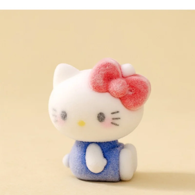 Nuova bambola carina KT cartoon, peluche alla moda, abbinamento istantaneo, piccola decorazione per soggiorno o scrivania, regalo con borsa cieca