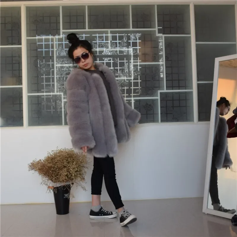 เสื้อโค้ทขนเฟอร์เทียมแฟชั่น คอลเลคชั่นฤดูหนาว 2025 ทรงคอกลม ความยาวปานกลาง ผลิตจากวัสดุที่เป็นมิตรต่อสิ่งแวดล้อม สำหรับผู้หญิง ขนฟ็อกซ์เทียมเนื้อนุ่ม