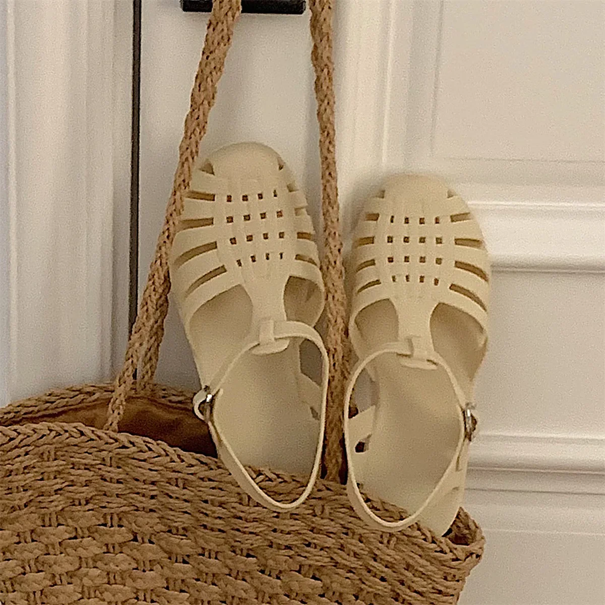 Summer 2025 Women Roman Jelly Sandals Retro Flat Transparent Crystal Beach Sandals Round Toe Casual Hollow Out Designer Shoes