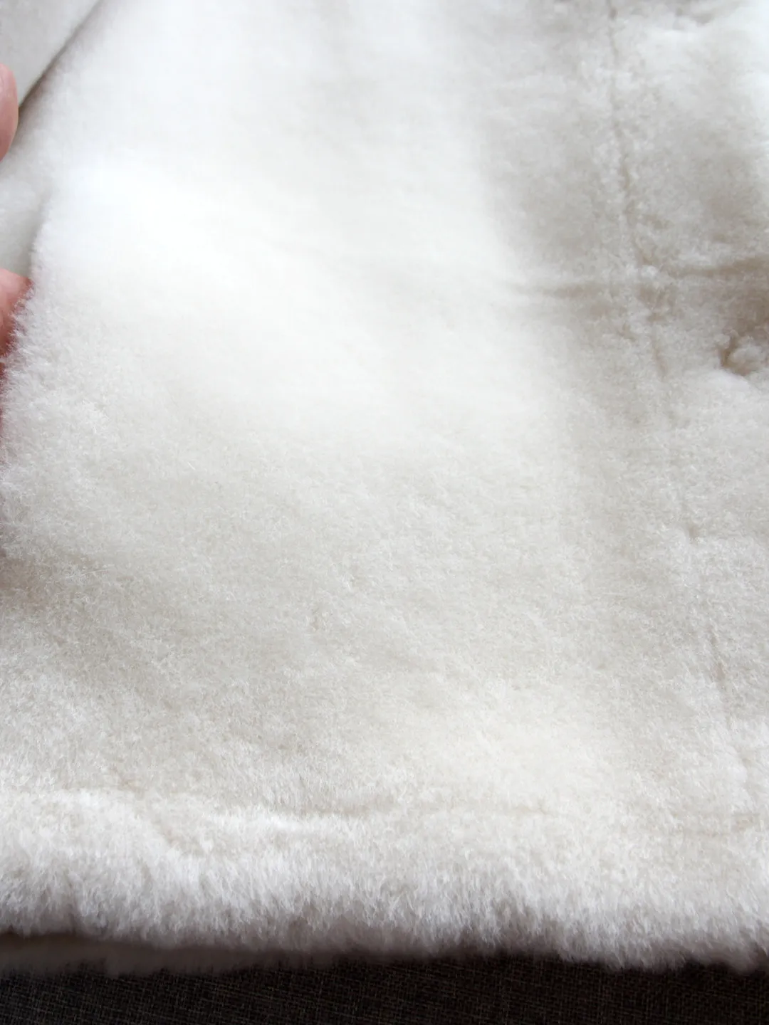 في عام 2025، سترة من فرو صوف ميرينو الأسترالي المتكامل من الفرو متوسط الطول ورقبة على شكل حرف V معطف من الصوف الحقيقي