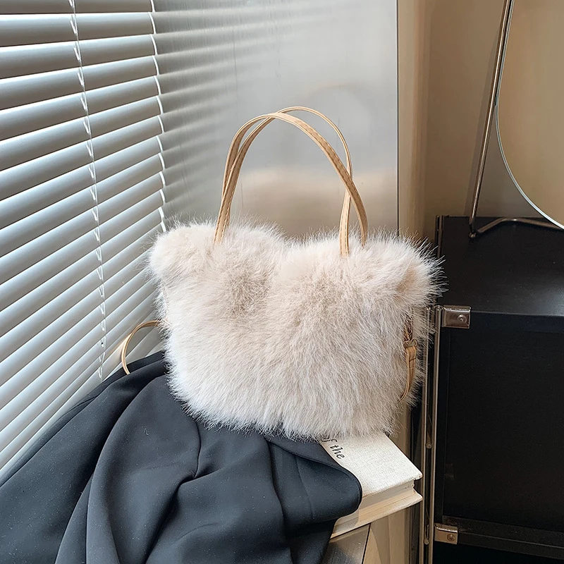 Nowa włochata torebka z perłowym łańcuszkiem pluszowa mała kwadratowa torba damska moda elegancka torba na ramię Crossbody jesienno-zimowa wszechstronne torby