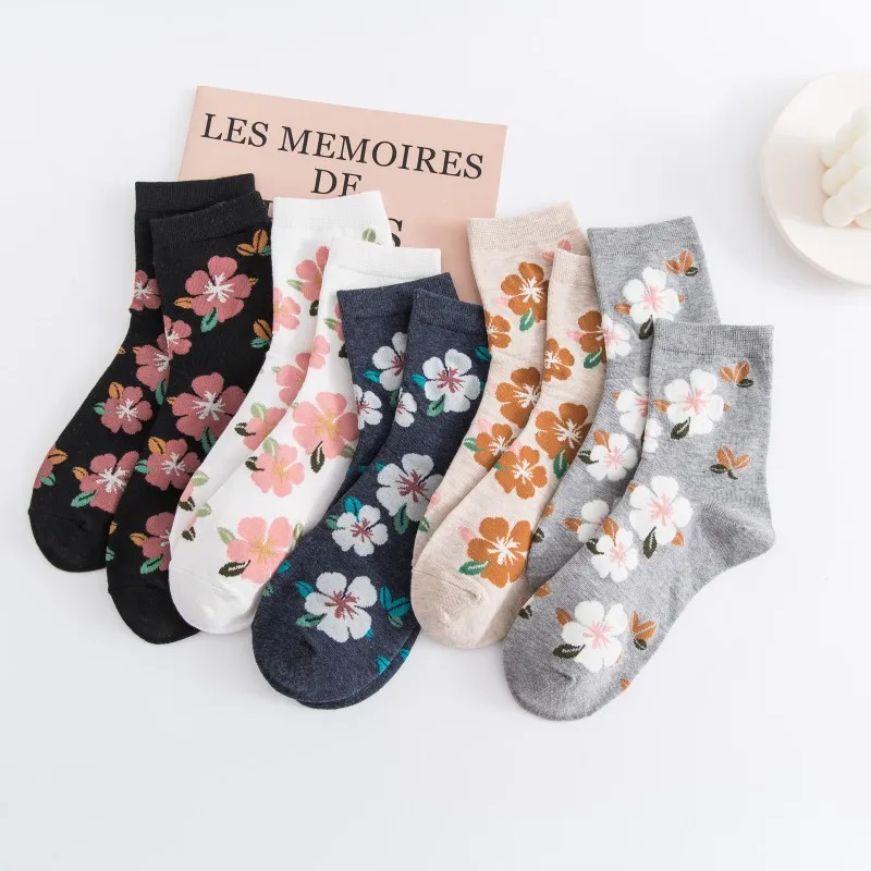 1/5 pairs Women's fashion versatile mid tube socks spring autumn breathable sweet flower socks casual comfortable women's socks
