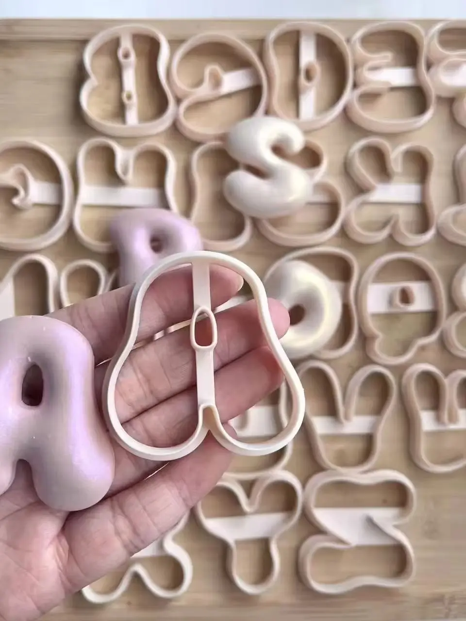 Weiche Keramik-Schmuckformen Set mit 26 Großbuchstaben-Formen für DIY-Ohrringe Handgemachter Schmuck Basteln – Detail 1