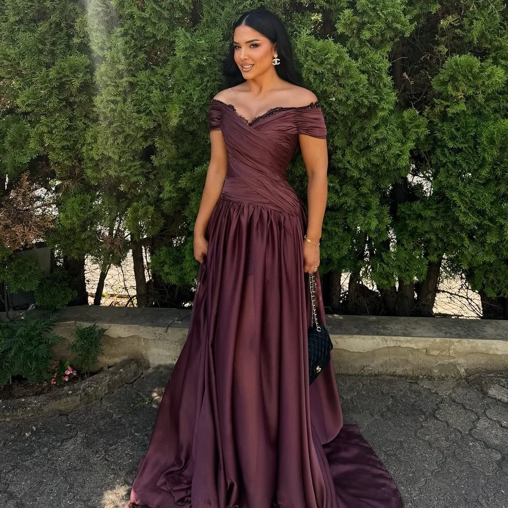 Sukienki na zamówienie, eleganckie, klasyczne, z koronką, zdobione koralikami, o prostym kroju, z odkrytymi ramionami, długie, idealne na specjalne okazje.