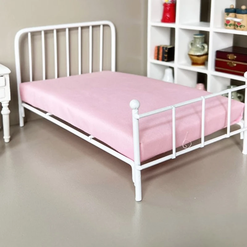 Lit élégant pour maisons poupées à l'échelle 1/12 en métal blanc robuste avec matelas oreiller inclus pour une décoration