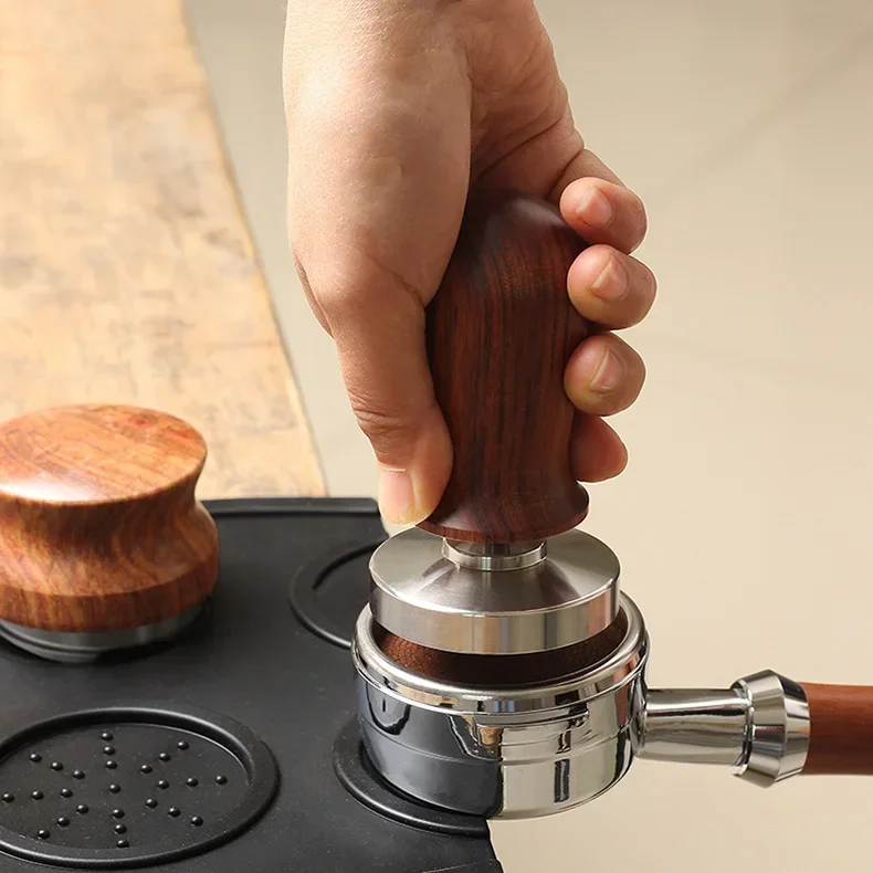 Tamper de café expreso calibrado, 30lb, duradero de café elástico con resorte, martillo de café en polvo de aluminio/madera y acero inoxidable