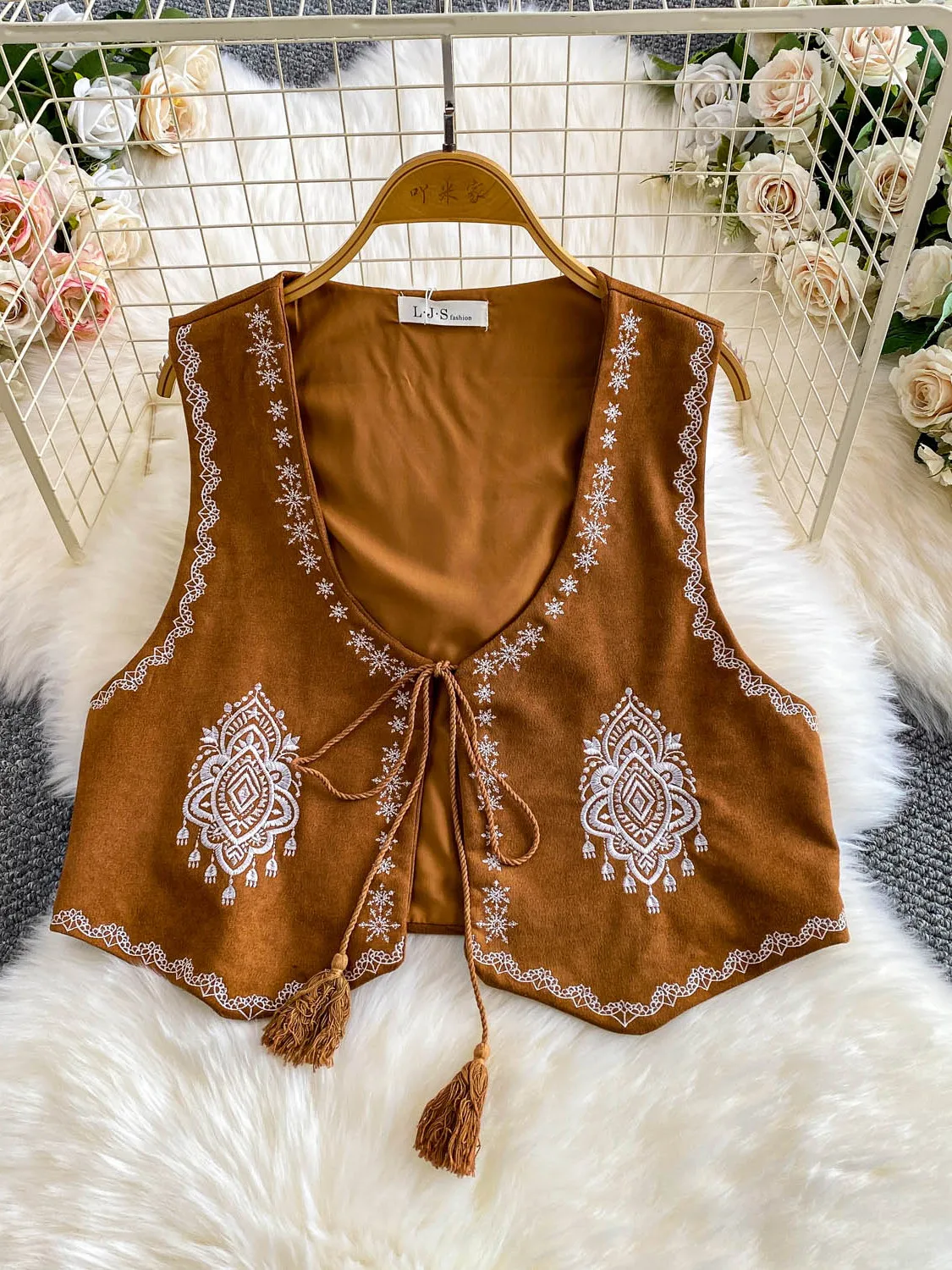 

Ethnic Brown Deer Skin Velvet Embroidery V-ne Tank Top Women Summer Holiday Belted Slimming Layered ort irt