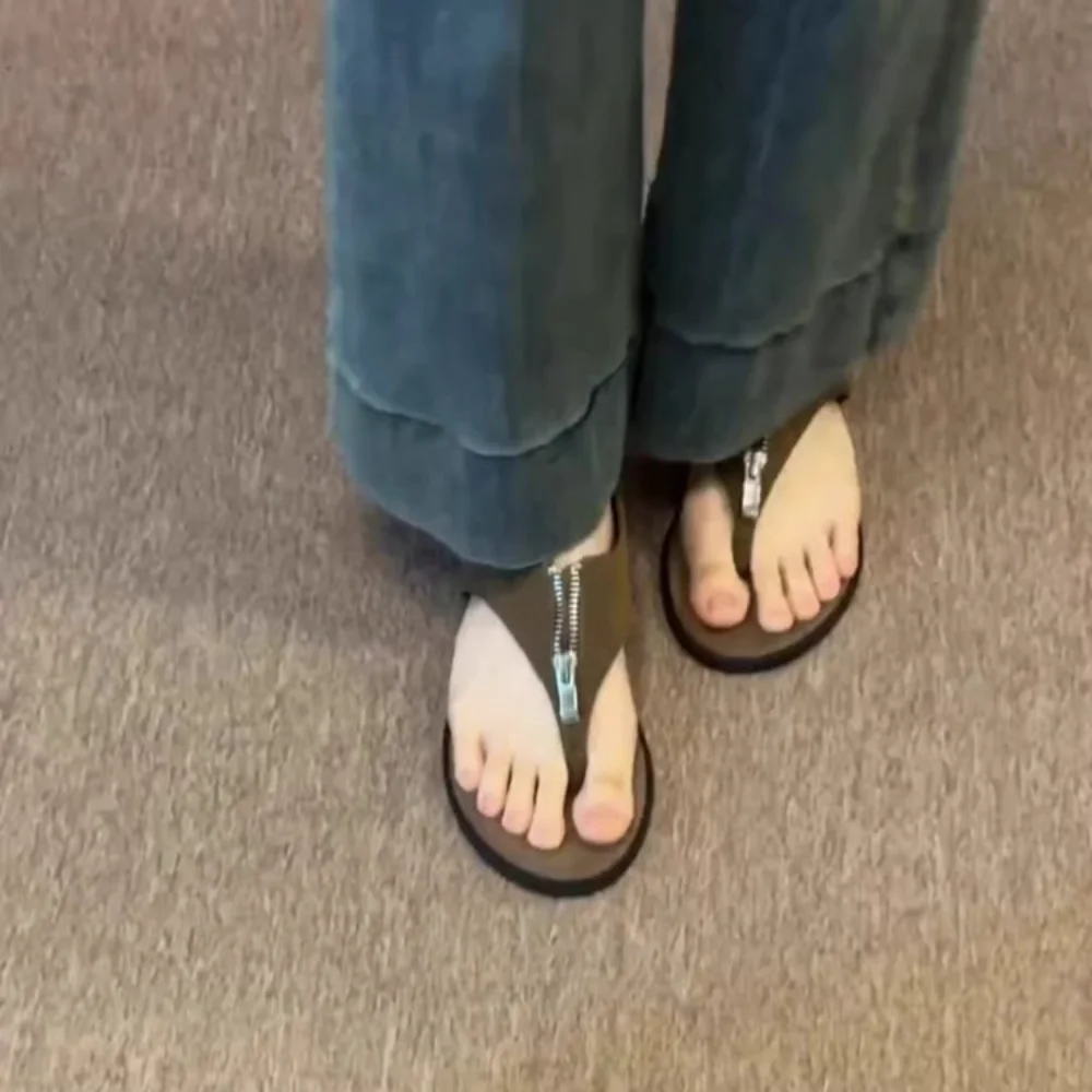 Women Suede Backless Slides Zipper Detail Thong Sandals Flat Mules Cozy Casual Shoes for Daily Wear Travel Vacation Stylish image 3