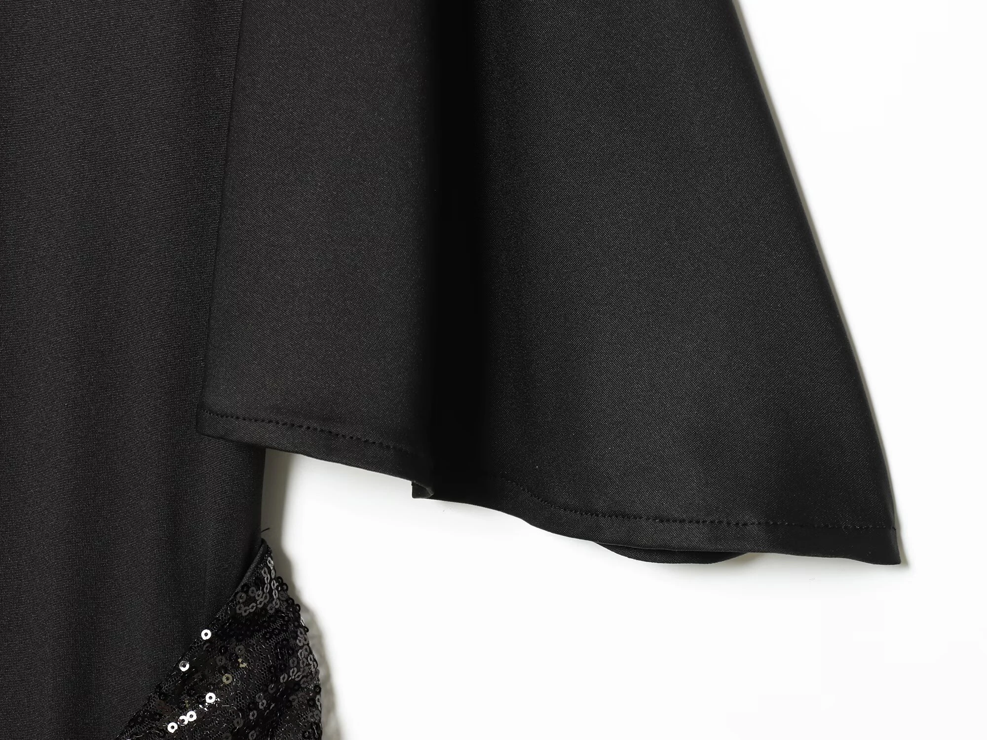 เดียบาเอ ชุดเดรสผู้หญิงสไตล์เรียบง่ายมาก คอตั้ง แขนสั้นทรงหลวม ประดับลูกปัด พร้อมเข็มขัดแฟชั่น ความยาวปานกลาง