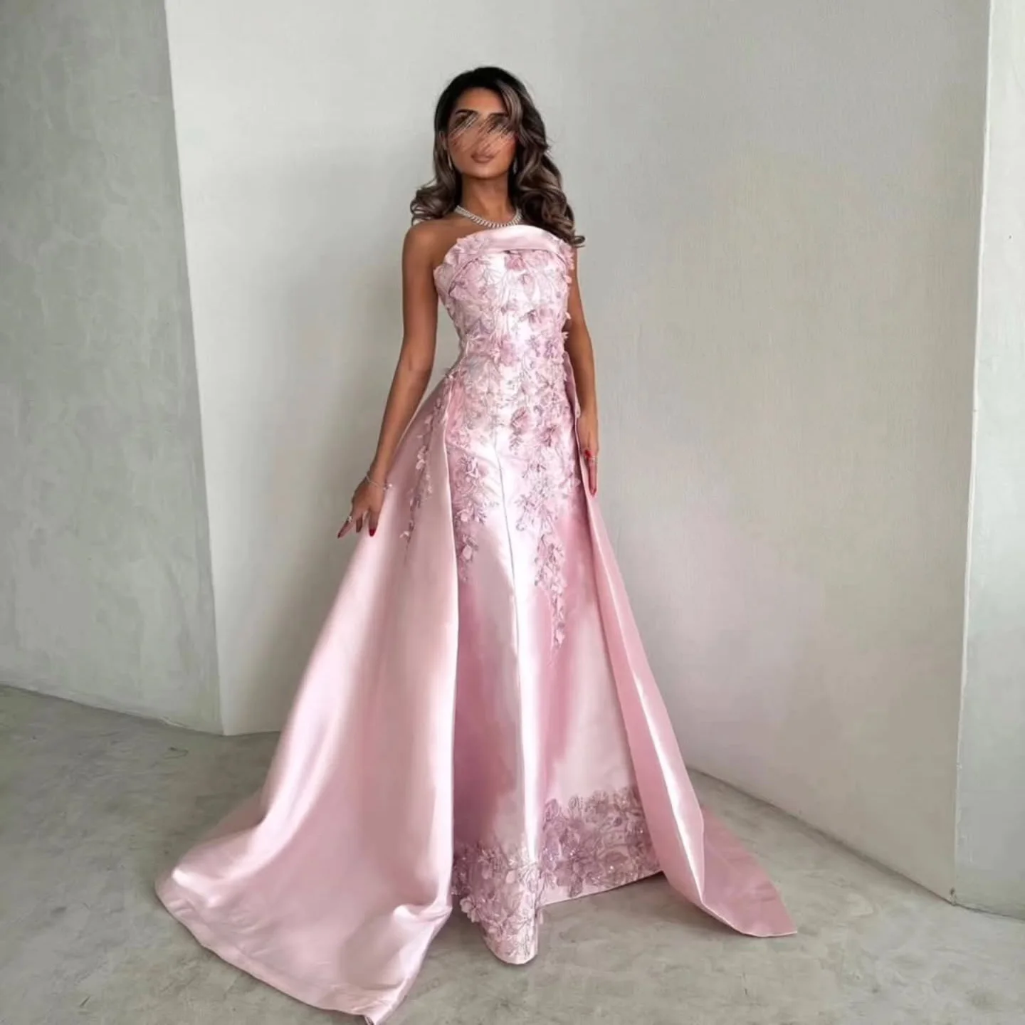 Sharon Said Plus Size Rosa Trägerloses Satin-Abendkleid mit Blumenapplikationen, Rückenfreies Ballkleid, Formelles Partykleid XD067 Maßanfertigung – Detail 5