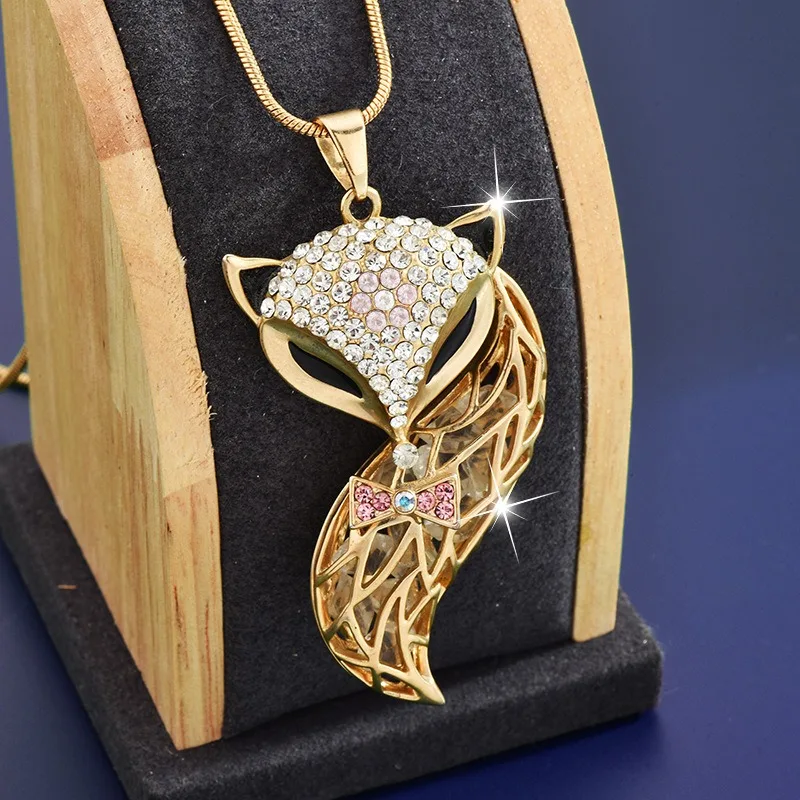 سلسلة سترة الثعلب عبارة عن قلادة عصرية وطويلة ومتعددة الوظائف للنساء في الخريف والشتاء