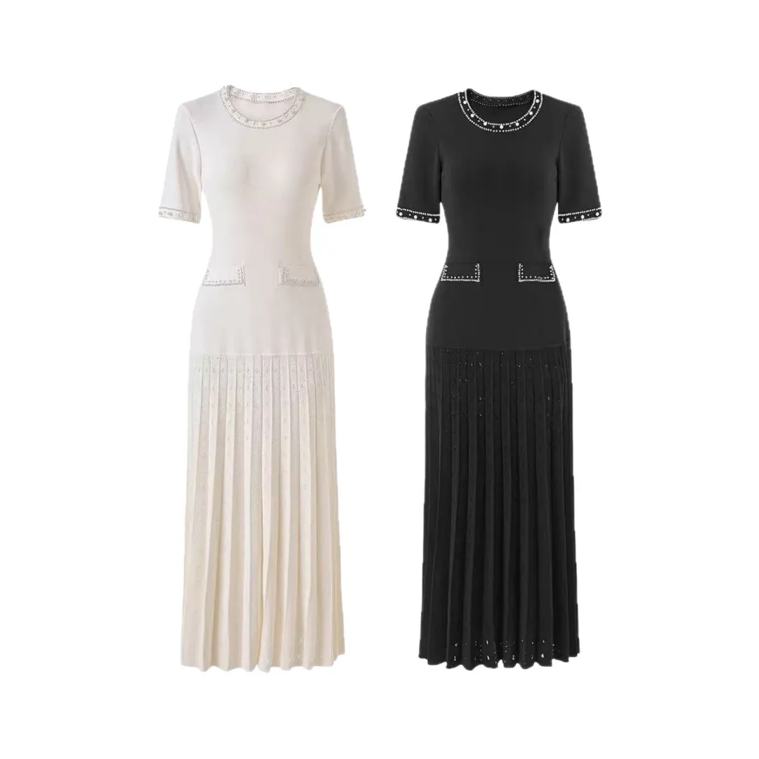 

Новое элегантное черное вязаное платье 2026 года для женщин с жемчужной отделкой, коротким рукавом, круглым вырезом, завышенной талией и плиссированной юбкой. Модное.