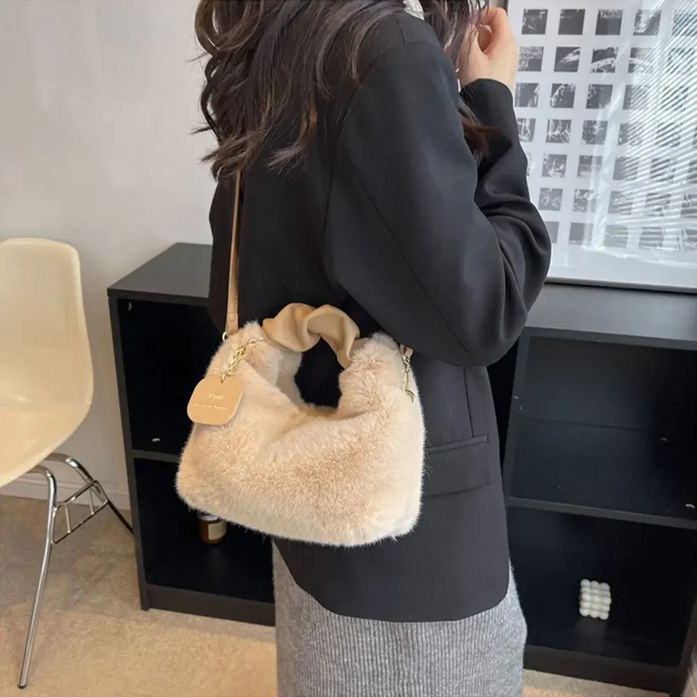 Modische süße Plüsch-Umhängetasche für Damen, einfarbig, weich, flauschig, Handtasche, Herbst-Winter, weiche Plüsch-Umhängetasche – Detail 5