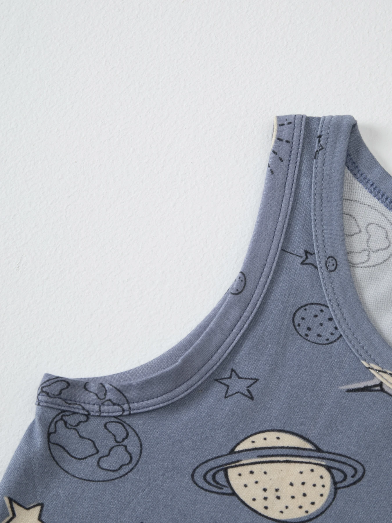 4/5-teiliges Set für Kinder: Bequeme und vielseitige Weste für alle Jahreszeiten, lässiges Rundhals-Oberteil für Jungen, süß bedrucktes Unterhemd für Mädchen. – Detail 25