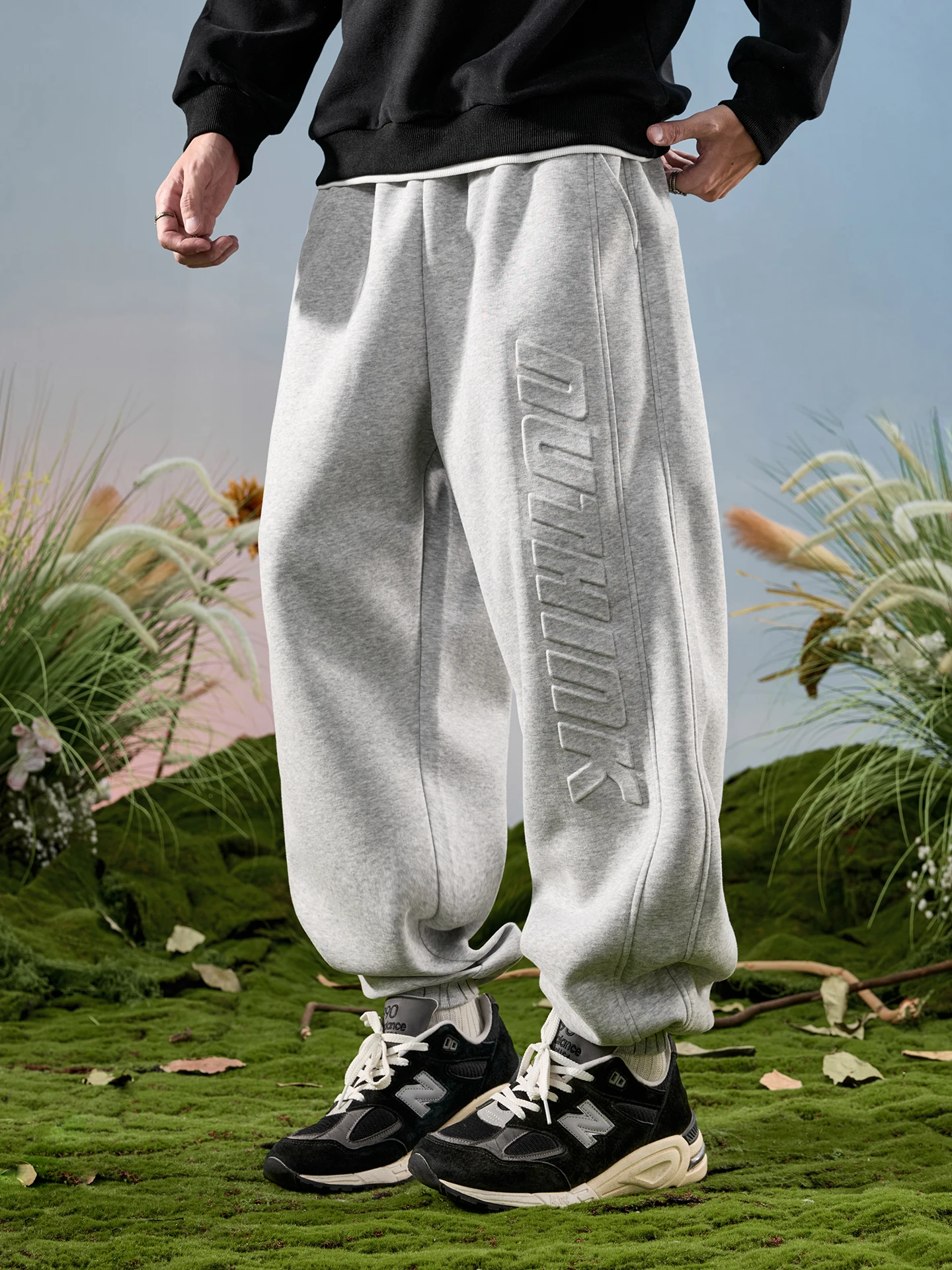 

Nuthink American Sle Letter Print Cuffed Sweatpants Loose Fit Men's Women's Casual Trousers Spring 2026 Faion Trend