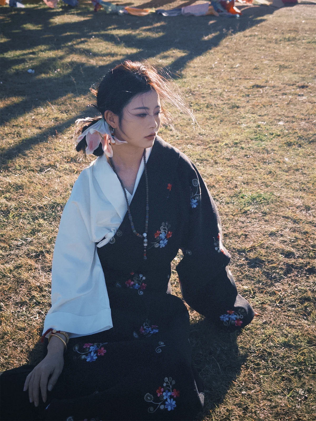 

Романтическая тибетская женская одежда, свободное пальто с вышивкой, большое пальто с цветочной текстурой, этническая мода, зима 2024