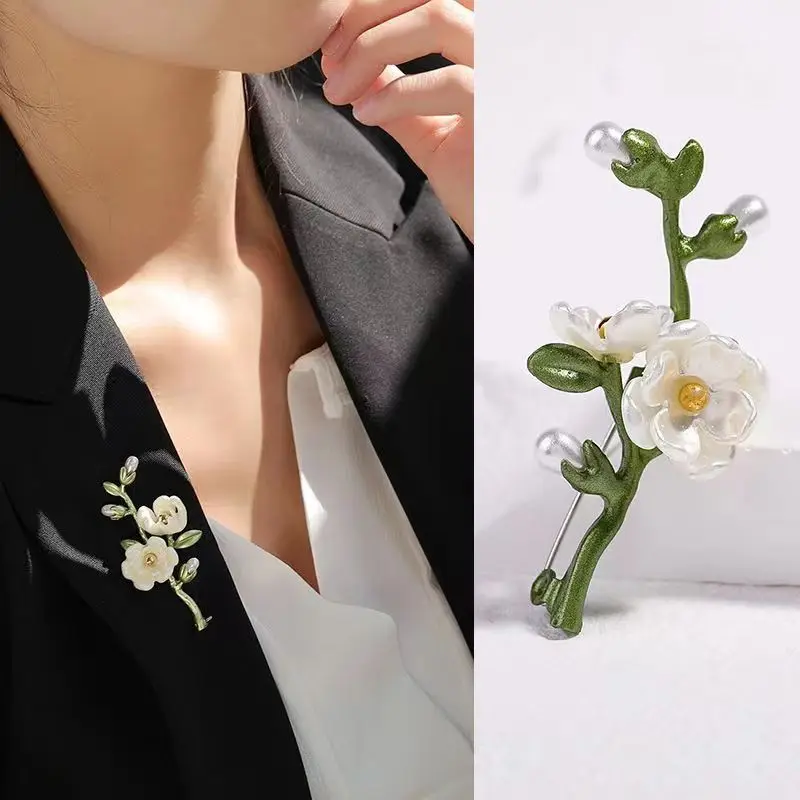 Enamel Plum Blossom Lapel Pins for Women Unisex Pearl Lily Magnolia Alba Flower Brooches Office Party Jewelry Accessories