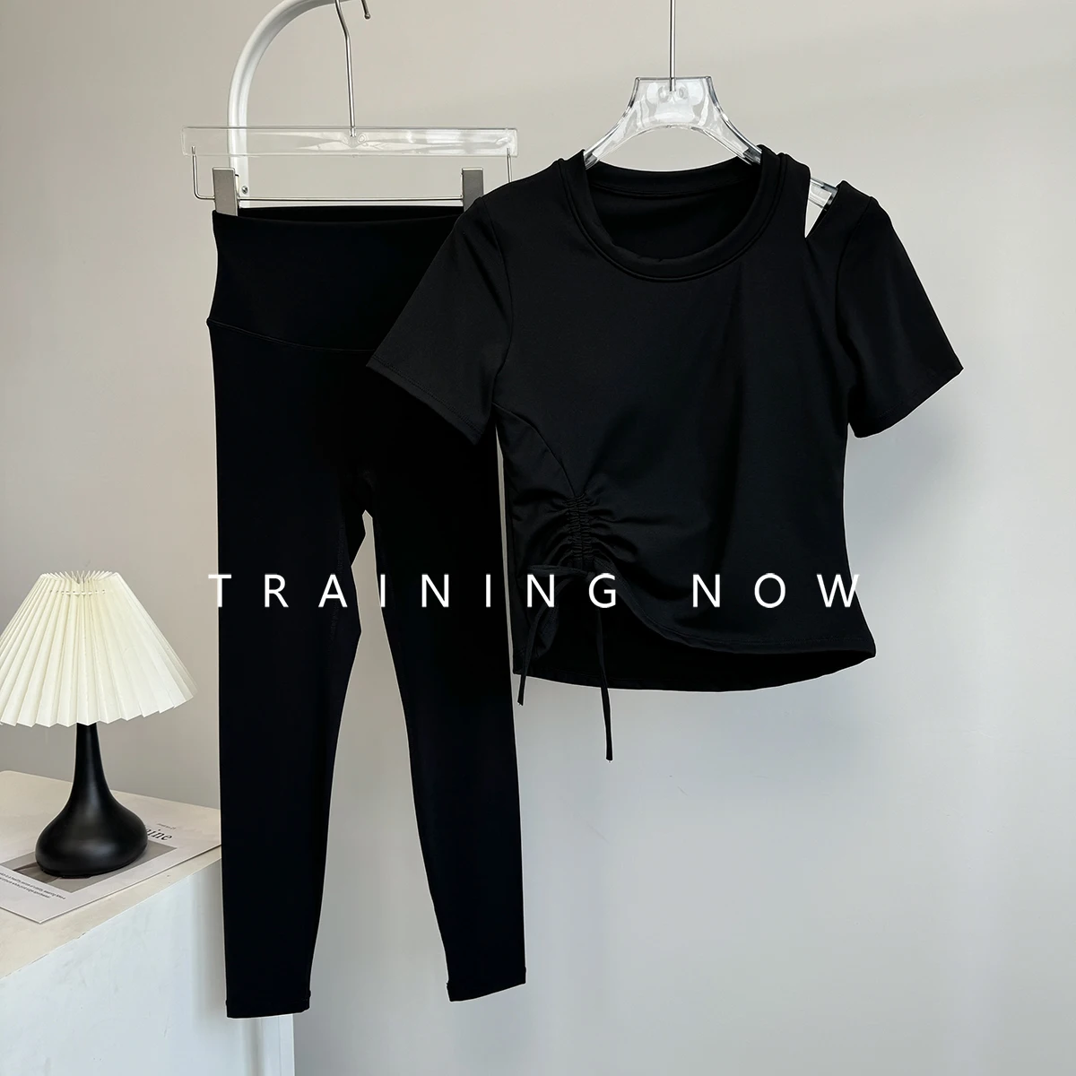 

Женский летний костюм для йоги, новый стиль, фитнес-тренировки, быстросохнущий, с нагрудной подушечкой, с коротким рукавом, профессиональный спорт на открытом воздухе