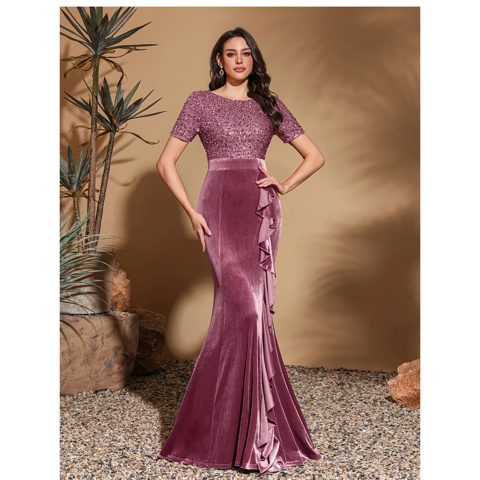 

Бархатное платье с круглым вырезом и короткими рукавами, расшитое блестками, с рюшами и декоративными бедрами