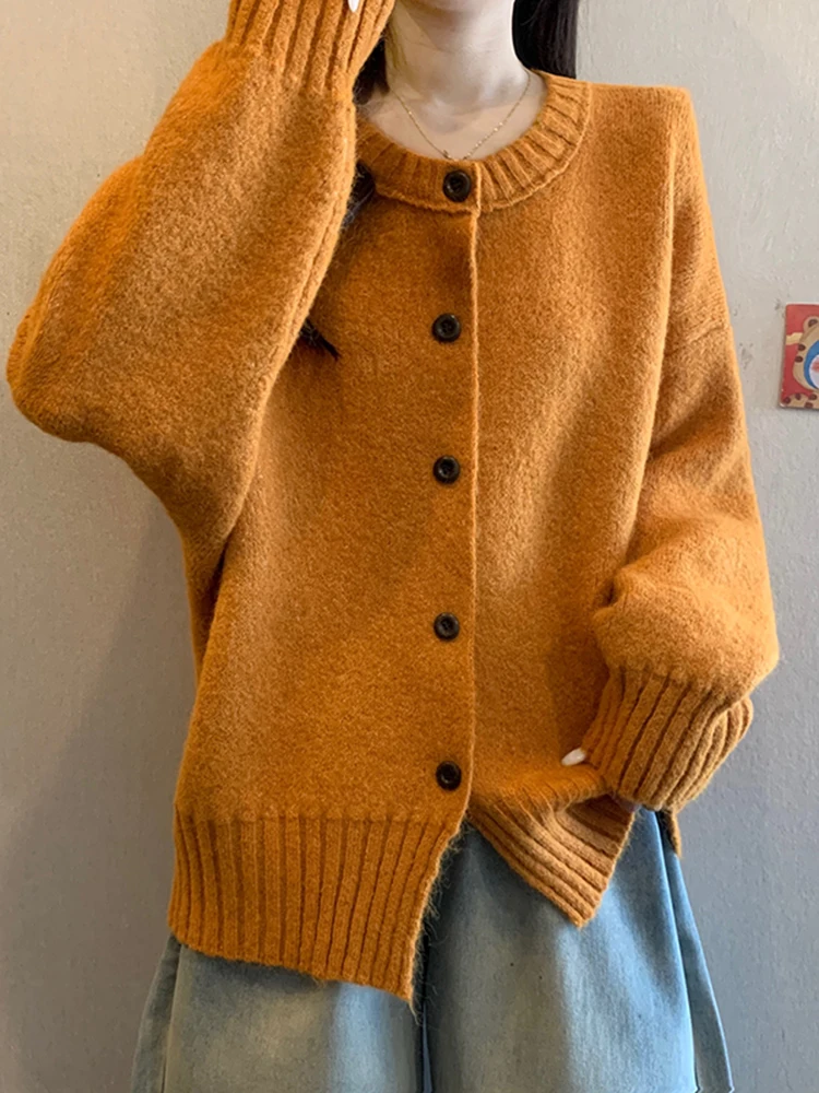 سترة نسائية طويلة متعددة الاستخدامات محبوكة للخريف والشتاء، فضفاضة ونحيفة، قطعة أساسية عصرية بأزرار وتطريز