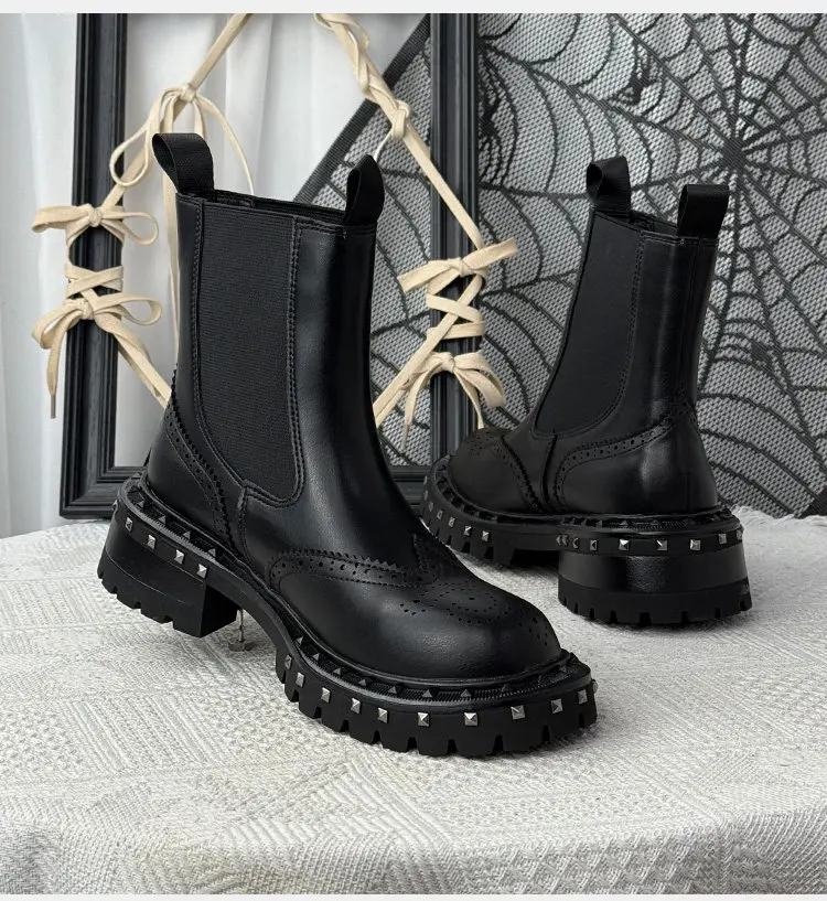 

2026 осенне-зимние женские кожаные ботинки «Челси» в стиле панк с одной педалью и заклепками Brock