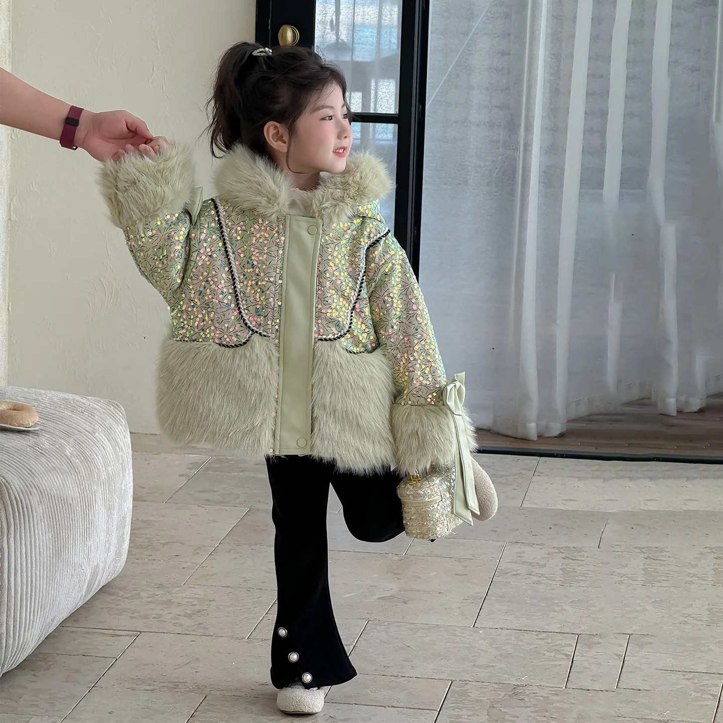 

Зимнее детское пальто из искусственного меха для девочек, хлопковое пальто с блестками, верхняя одежда с капюшоном для маленьких девочек, утепленные парки с капюшоном для маленьких девочек