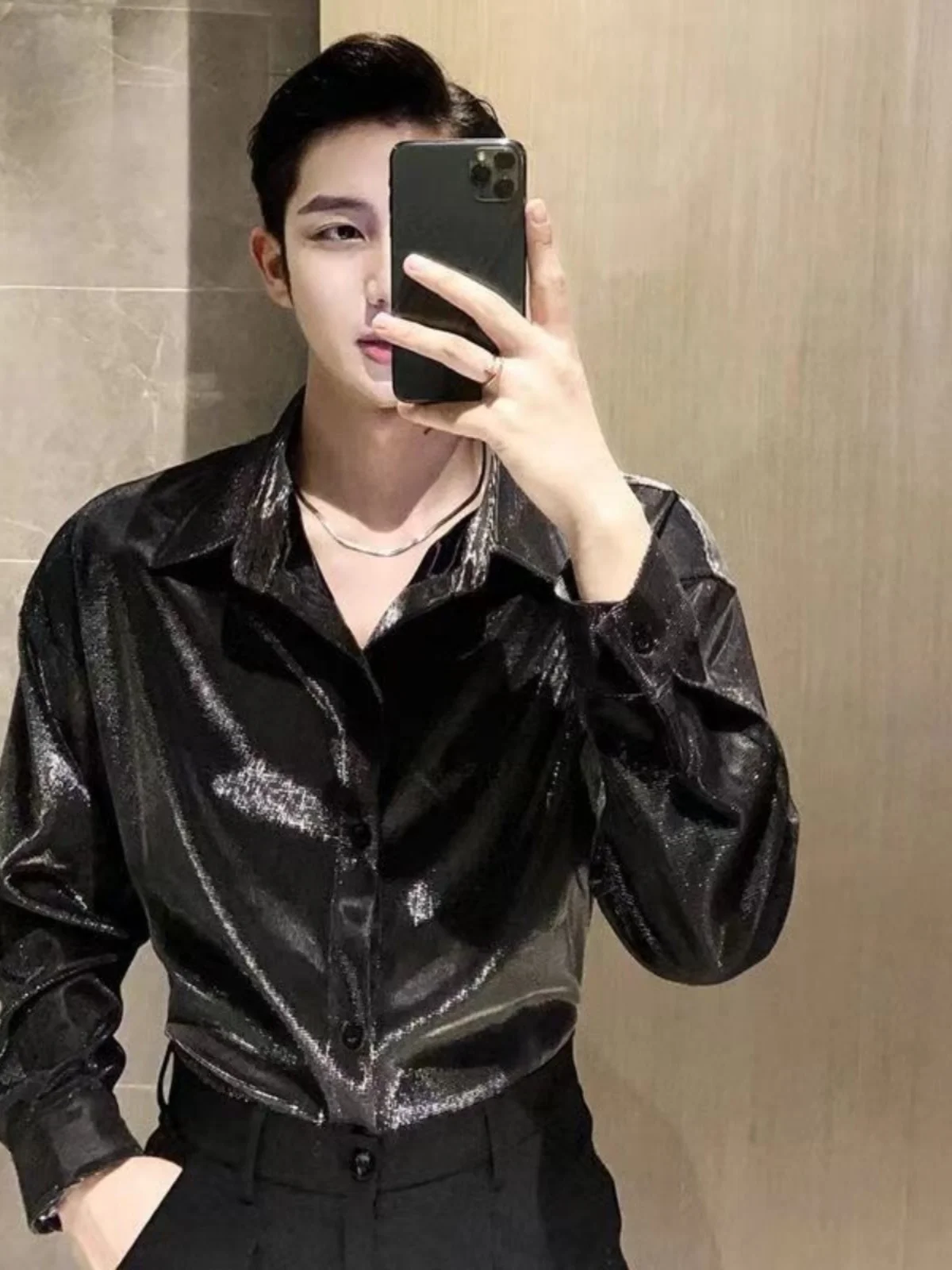 

Мужская длинная рубашка из жидкого металла, свободного кроя, для городской уличной моды, яркая, не требует глажки