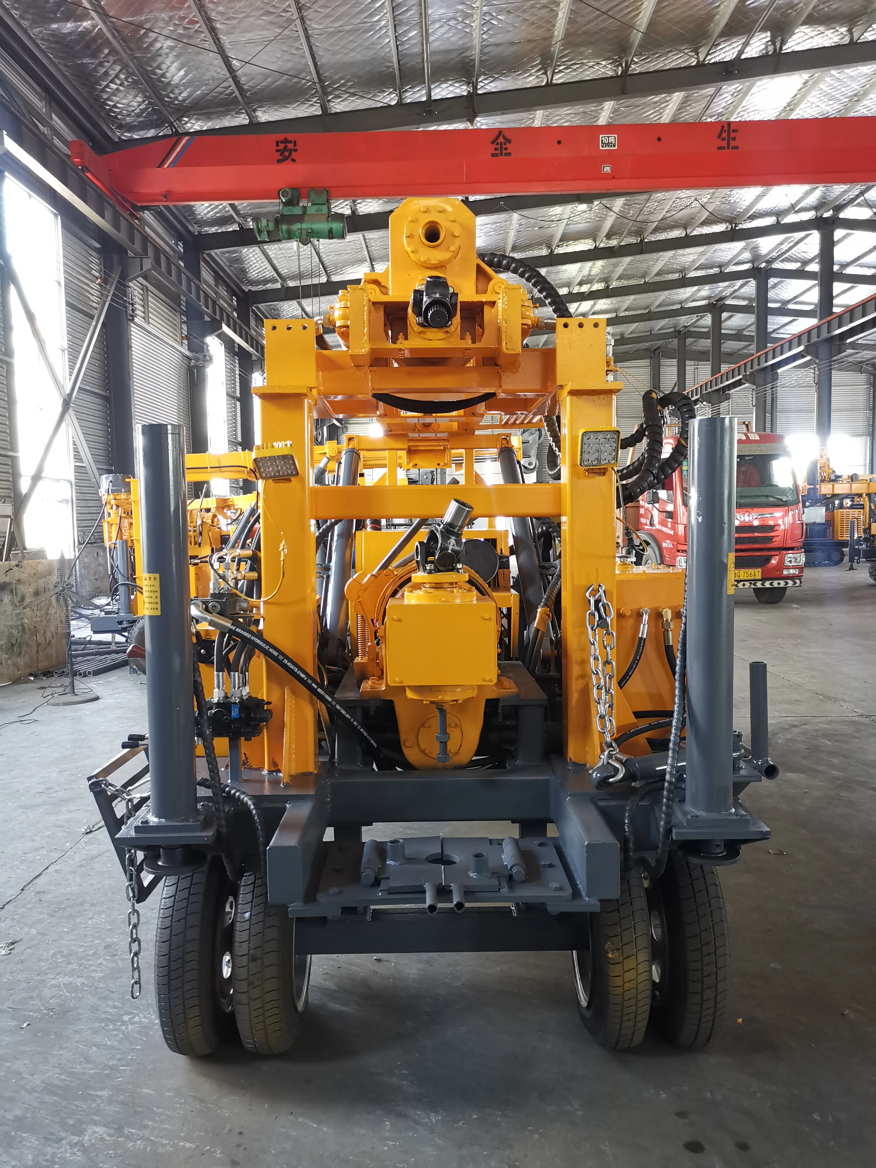 カスタマイズ可能なトップドライブJDL280採掘コアリングおよび水井戸掘削リグは、マッドポンプまたはエアコンプレッサーと併用できます。