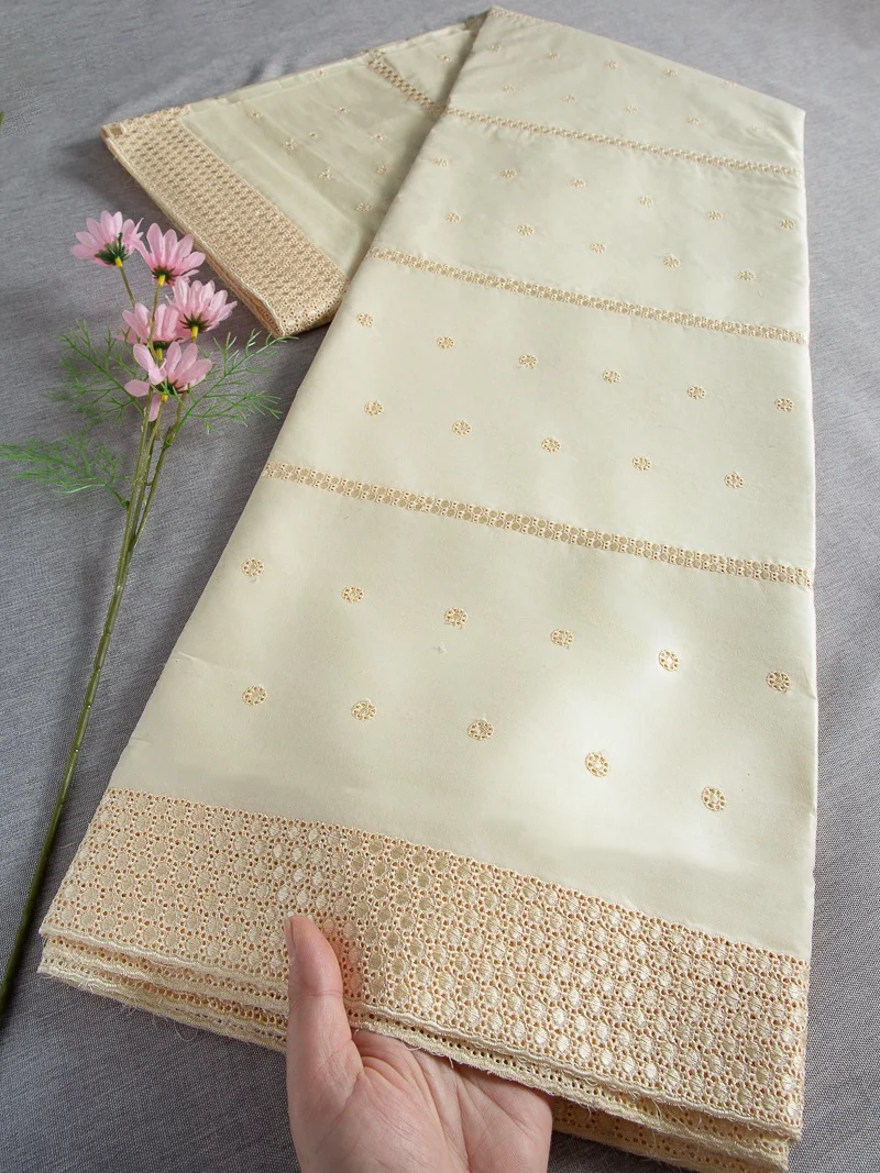 Tissu en dentelle de coton voile suisse beige doux – Tissu en dentelle texturée délicate pour les vêtements et les projets d'artisanat