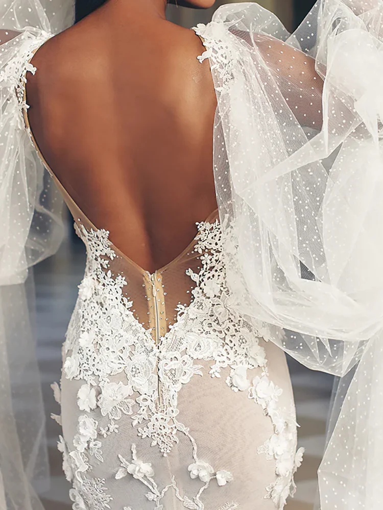 ชุดแต่งงานเจ้าสาวแบบมีจีบผ้าทูลล์ปักลายดอกไม้ คอวี ดีไซน์หรูหรา โชว์หลัง สามารถสั่งตัดได้