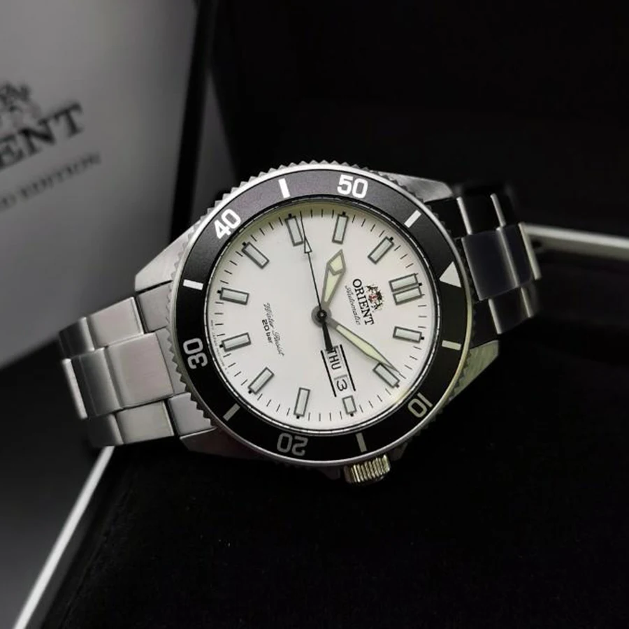 ساعة أورينت ساعة ميكانيكية يابانية من سلسلة الغواصة هي ساعة غوص مقاومة للماء بطول 200 متر مضيئة