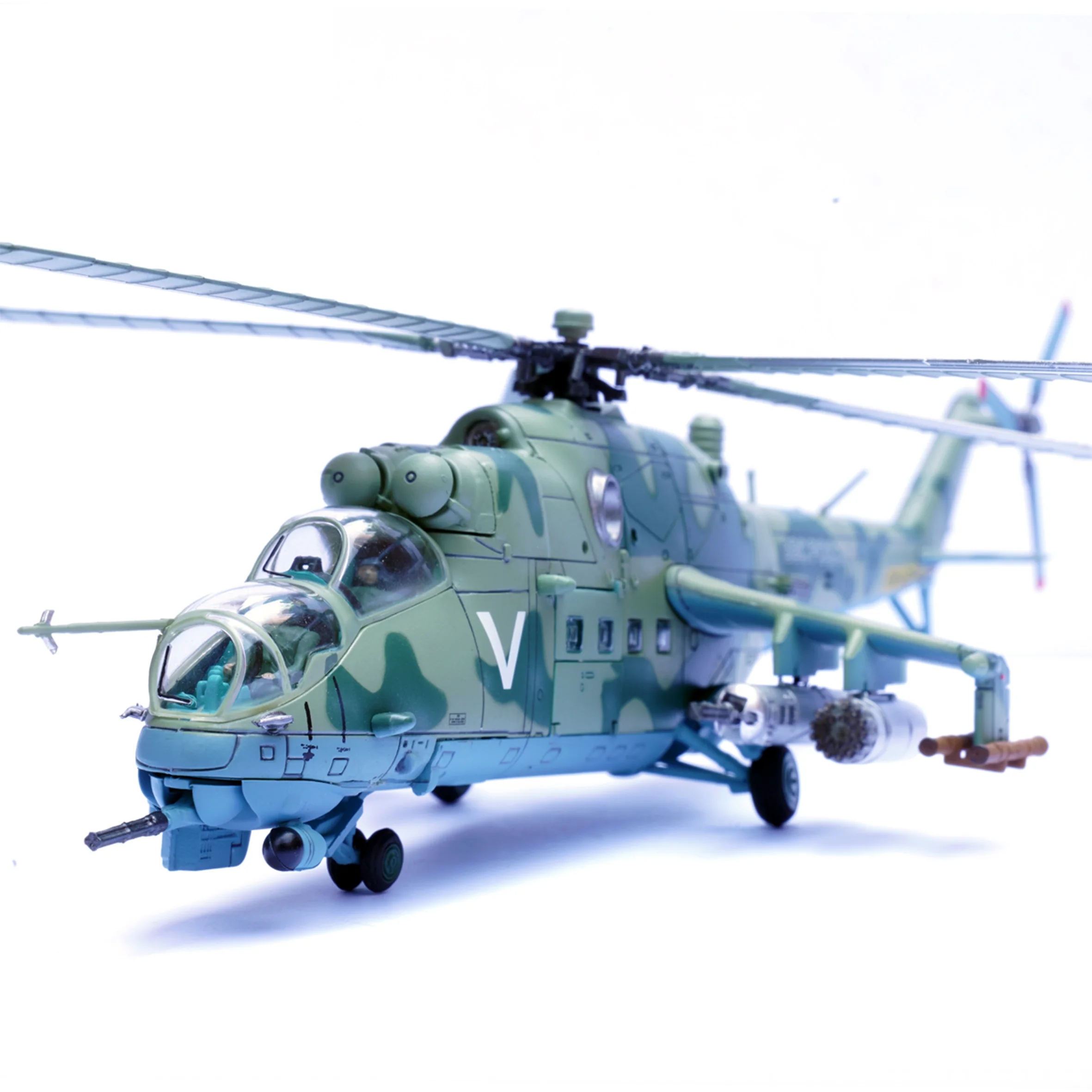 1/72 14005PE Russian MI-24V armed helicopter model finished product collection model