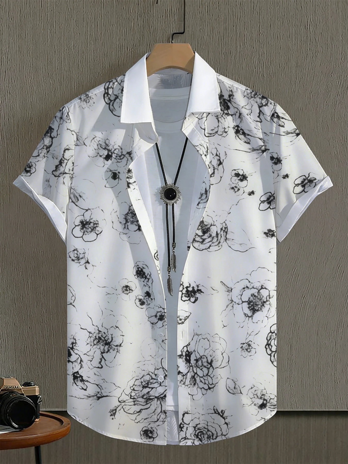 

Элегантная мужская рубашка с коротким рукавом - классический черно-белый цветочный принт, удобная ткань из смесового хлопка для повседневных выходов.