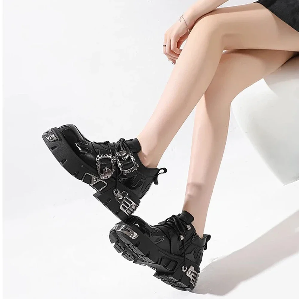 2024 Mężczyźni i kobiety Vintage Couple Shoes New Dark Punk Leather Retro Boots Metal Niche Design Unisex Single Platform Shoes