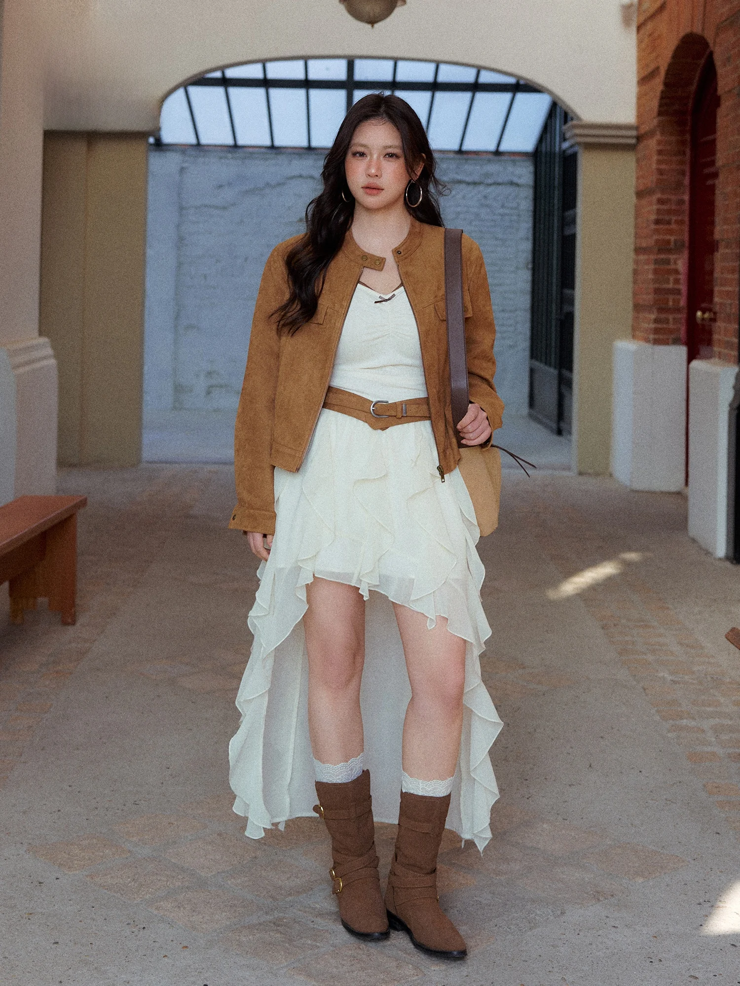 

Комплект из замшевой куртки из спандекса и шифоновой юбки больших размеров: модный женский весенний наряд с высокой талией и асимметричным подолом