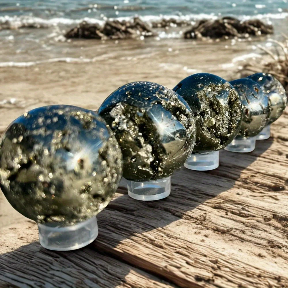 Une rare boule de cristal de pyrite péruvienne - une sphère minérale dorée et scintillante avec une réflexion d'or métallique, un spécimen minéral naturel