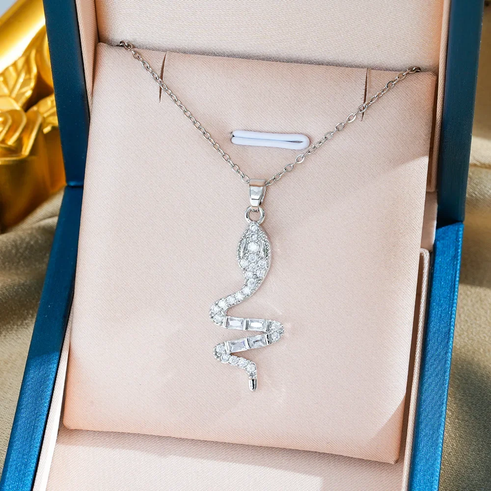 Ciondolo per collana con elemento serpente a forma di serpente animale zircone, gioielli in stile punk, senso del design di nicchia femminile