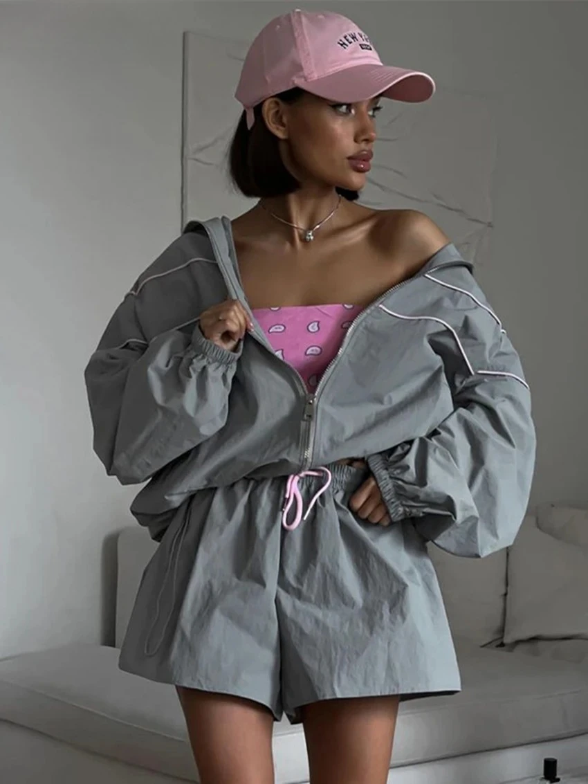 

Весенний комплект 2026: Элегантная рубашка с длинным рукавом и шорты с высокой талией, женский уличный модный свободный серый комплект из 2 предметов, женский наряд