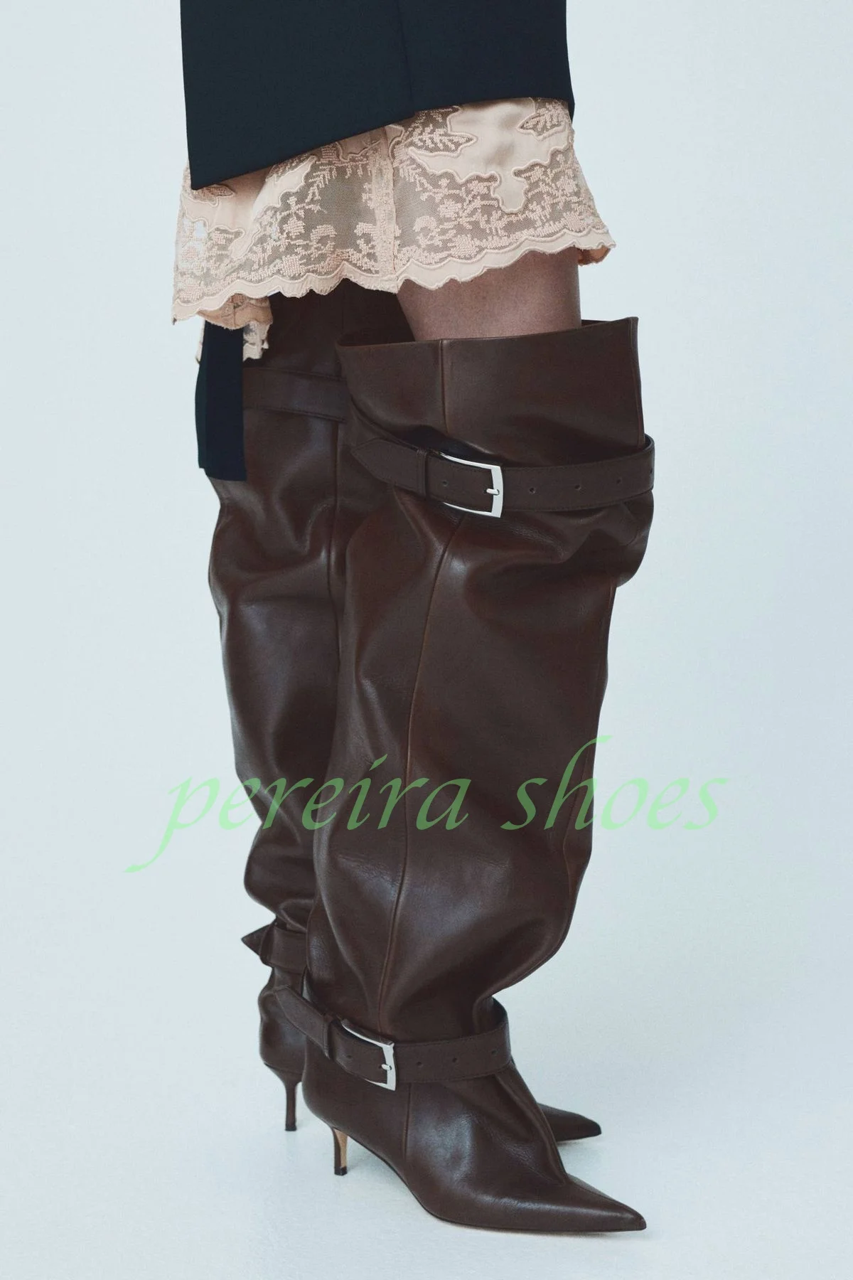 

Женские темно-коричневые сапоги выше колена на каблуке «котенок» Плиссированные ботинки с острым носком и пряжкой на ремешке Сапоги на низком каблуке Сексуальные ботинки для подиума Размер 46