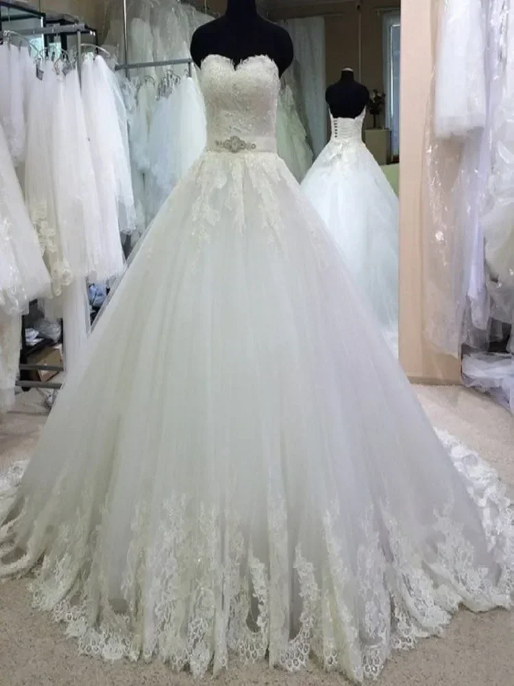 Personalizado querida rendas apliques vestidos de casamento com faixa de cetim cristal robe de mariee 2025 inchado vestido de noiva