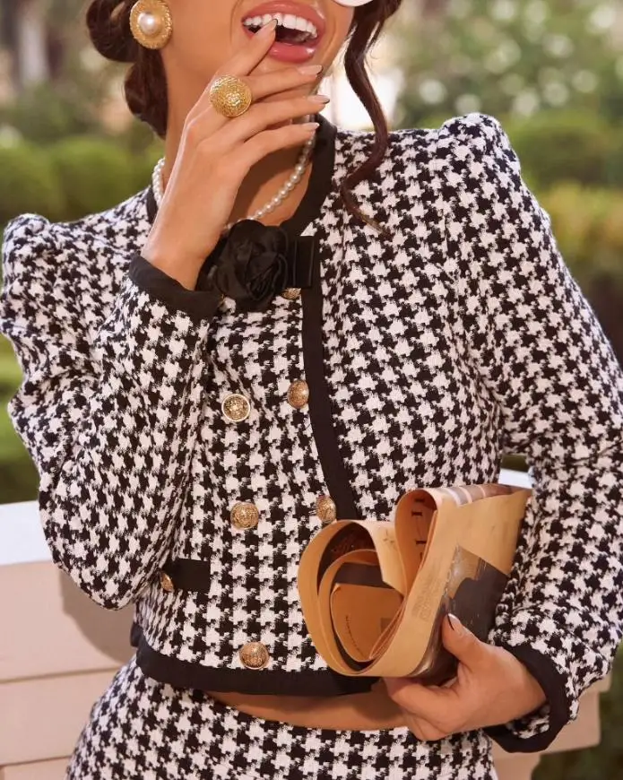 

2025 Autumn Women's Small Fragrance Style 3D Flower Contrasting Splicing Double Breasted Short Top and High Waisted Shorts Set